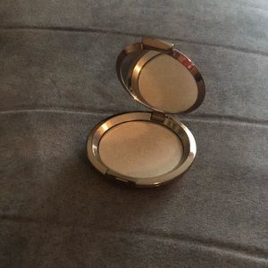 Becca Light Chaser Highlighter for Face and Eye